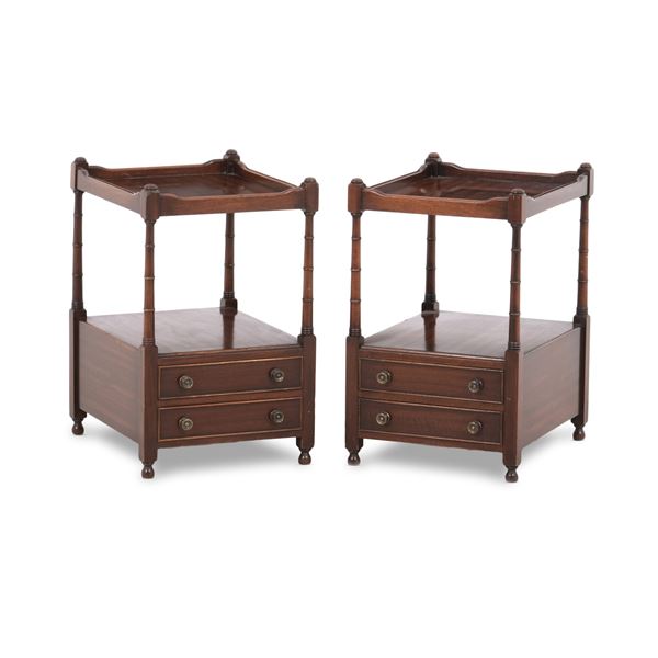 Coppia di comodini in legno a due ripiani e 2 cassetti