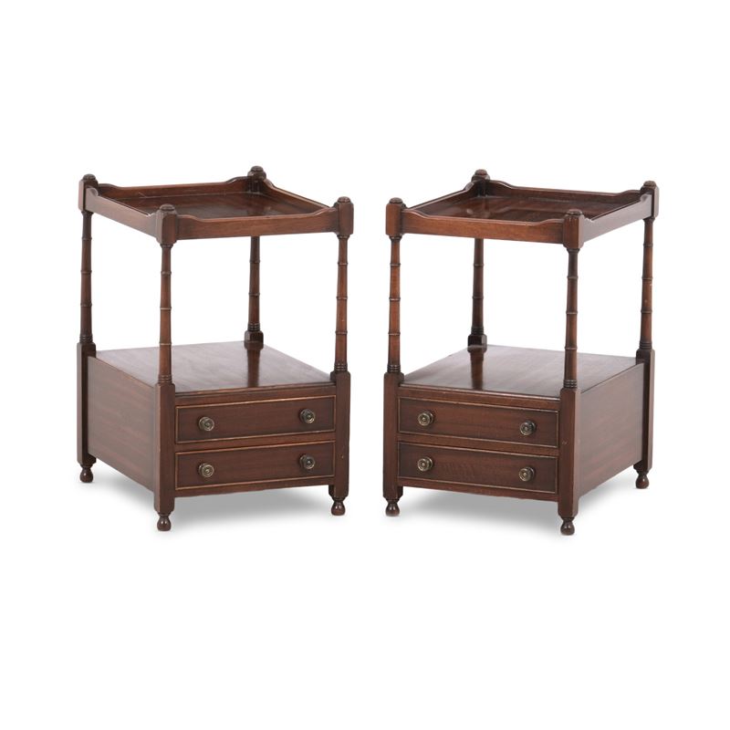 Coppia di comodini in legno a due ripiani e 2 cassetti  - Auction Antiquariato - Cambi Casa d'Aste