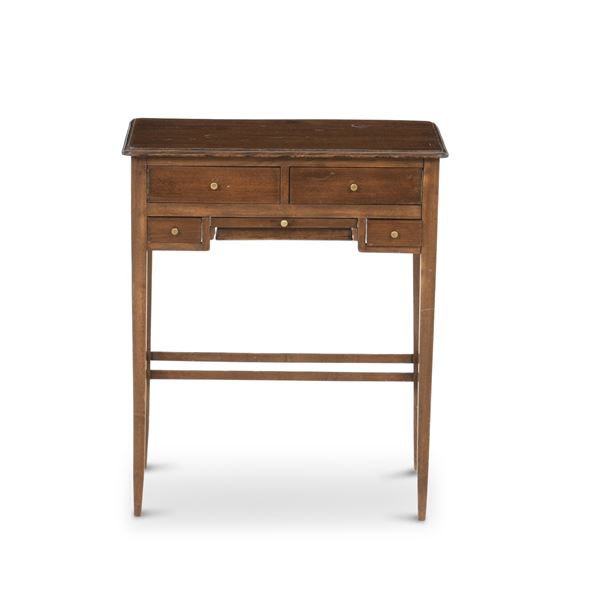 Piccola toilette in legno a quattro cassetti