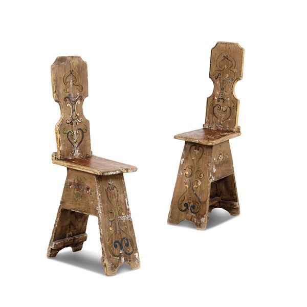 Coppia di sgabelli in legno con decoro dipinto a fiori