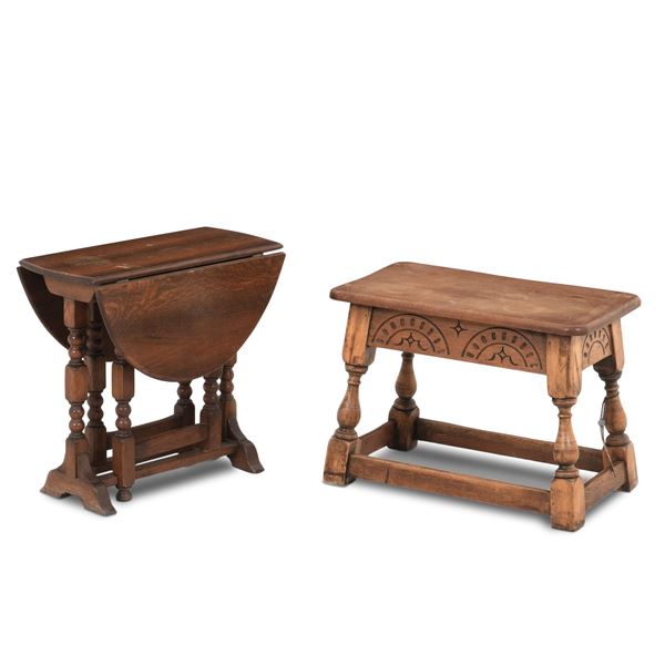 Lotto composto da un piccolo tavolino ad alette e un tavolino intagliato