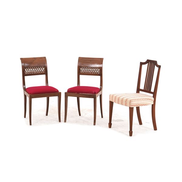 Coppia di sedie con schienale traforato e una diversa