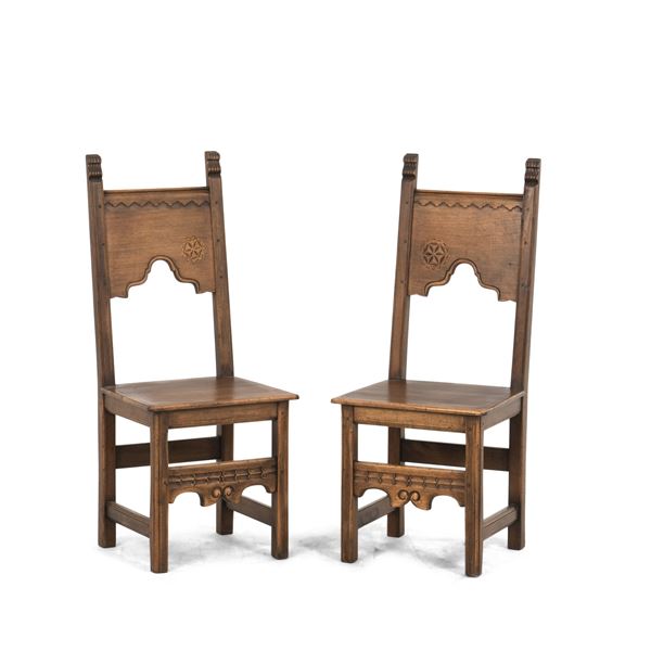 Coppia di seggioloni in legno