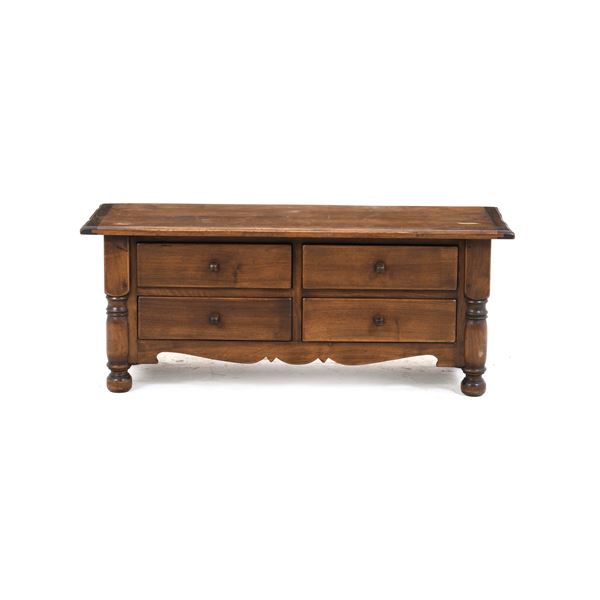 Cassapanca a quattro cassetti. XX secolo