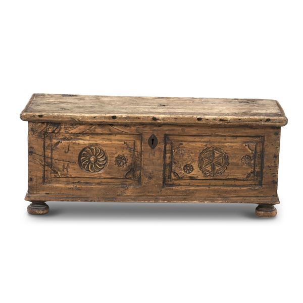 Piccola cassapanca in legno intagliato