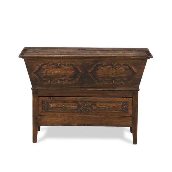 Madia in legno intagliato