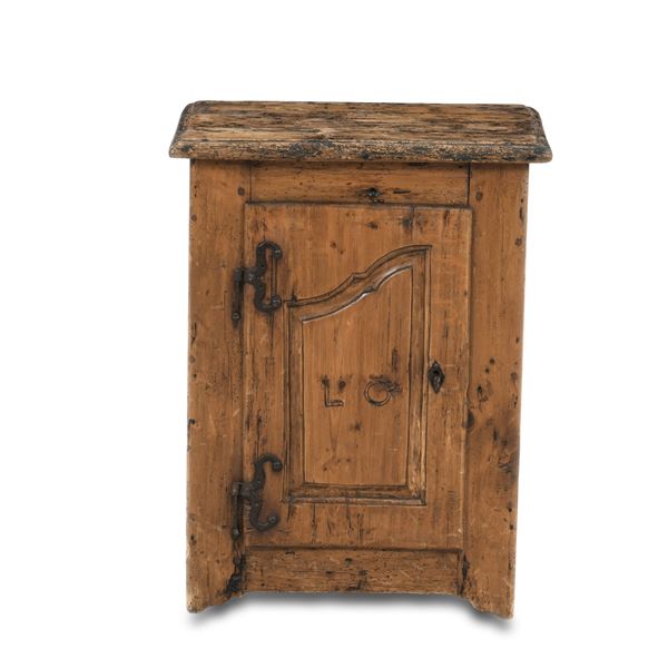 Piccolo comodino in legno ad un'anta