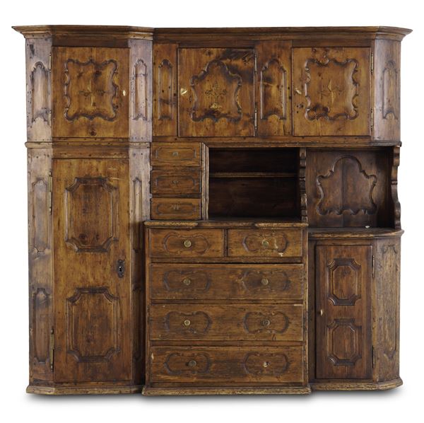 Grande credenza in legno intagliato. XIX-XX secolo