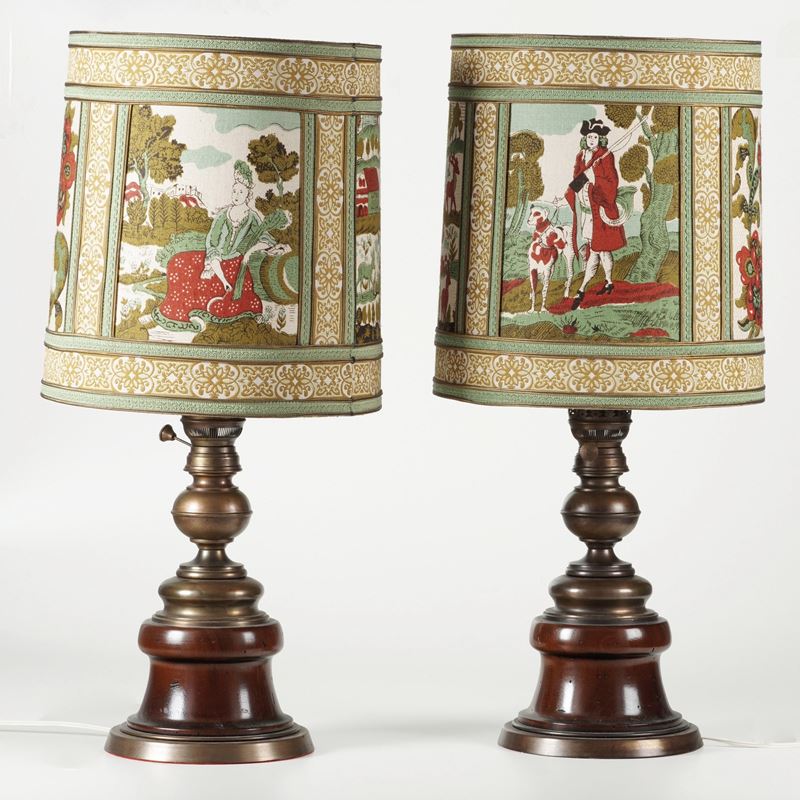 Coppia di lampade in bronzo e legno con paralume decorato a scene di caccia  - Asta Antiquariato - Cambi Casa d'Aste