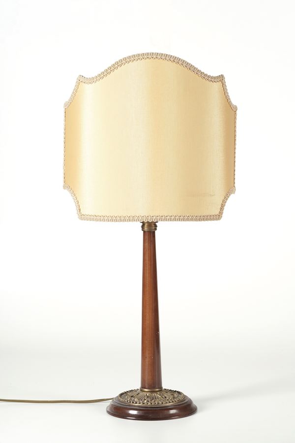 Lampada da tavolo in legno