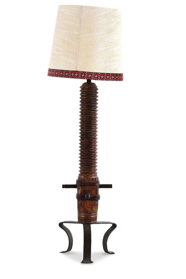 Torciera in legno con gambe in metallo