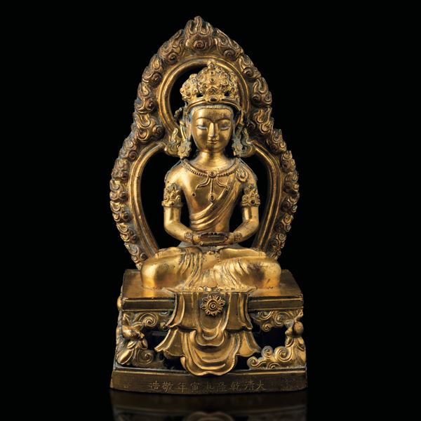 Figura di Buddha Amitayus in bronzo dorato con iscrizioni sulla base: "da qing qian long geng yin nian jing zao, Il 55º anno dell'era Qianlong, 1790", Cina, Dinastia Qing, epoca Qianlong (1736-1796)