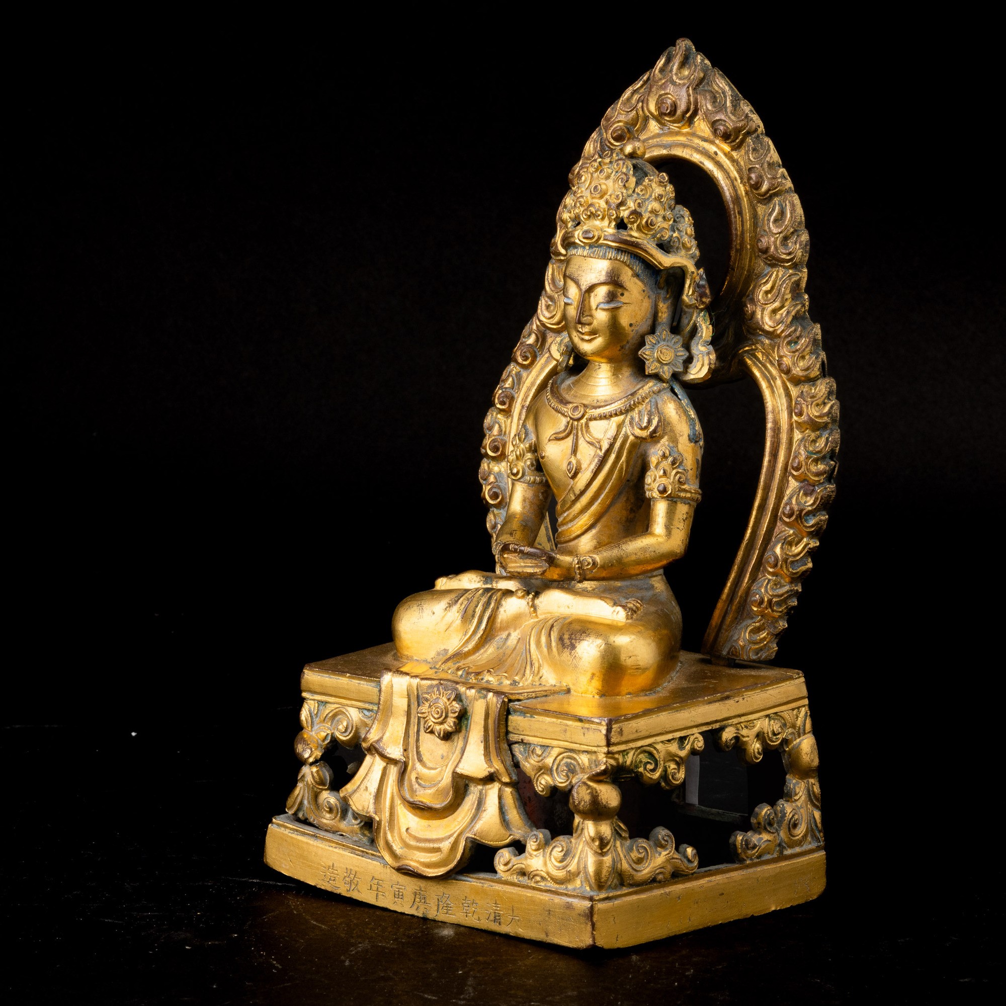 Figura di Buddha Amitayus in Bronzo Dorato con Iscrizioni sulla Base: "da Qing Qian Long Geng Yin...