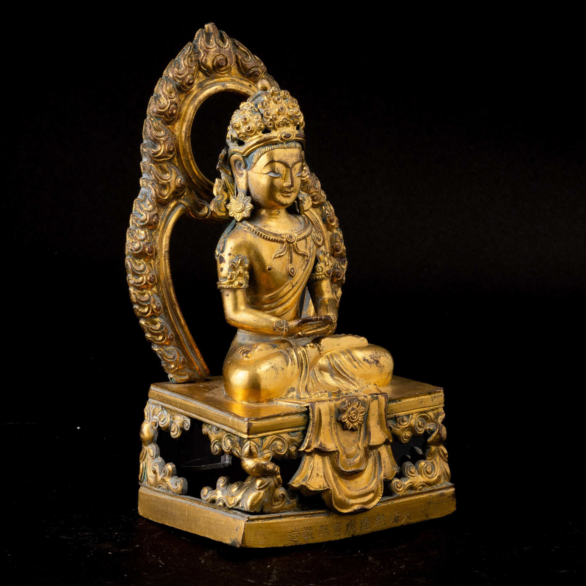 Figura di Buddha Amitayus in Bronzo Dorato con Iscrizioni sulla Base: "da Qing Qian Long Geng Yin...