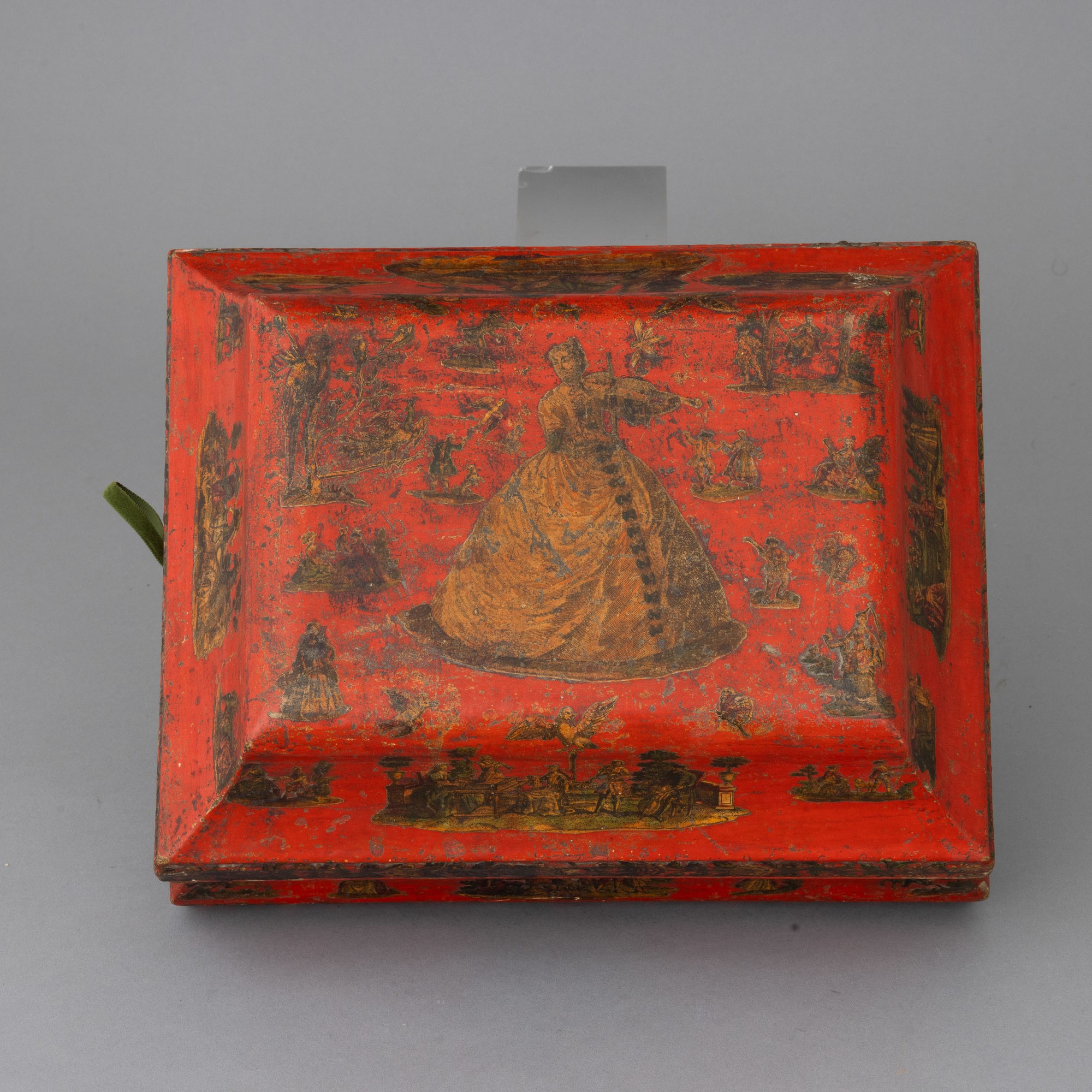 Arte povera veneta, Scatola decorata in legno laccato rosso (XVIII secolo)