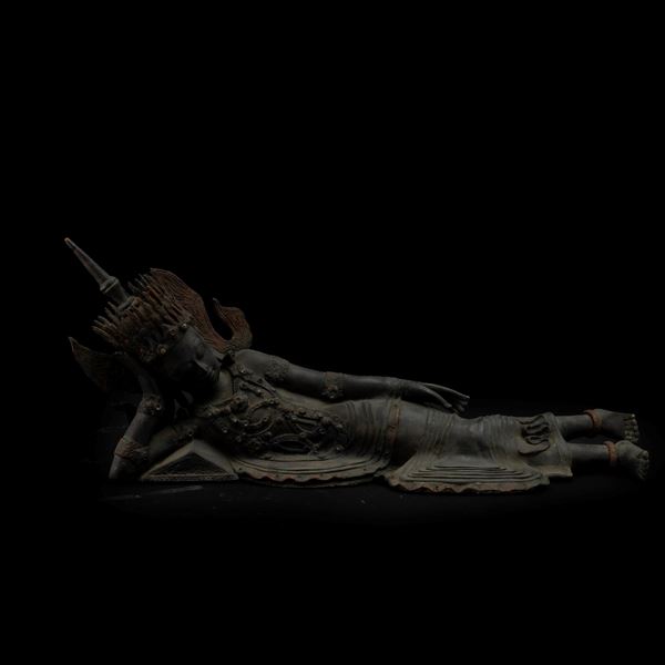Figura in bronzo di Buddha incoronato sdraiato, Thailandia, XIX secolo