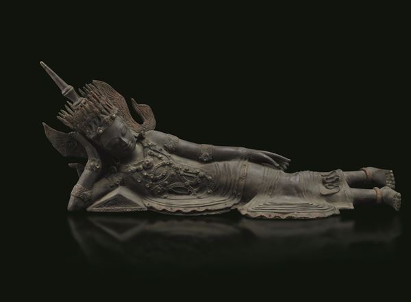 Figura in bronzo di Buddha incoronato sdraiato, Thailandia, XIX secolo
