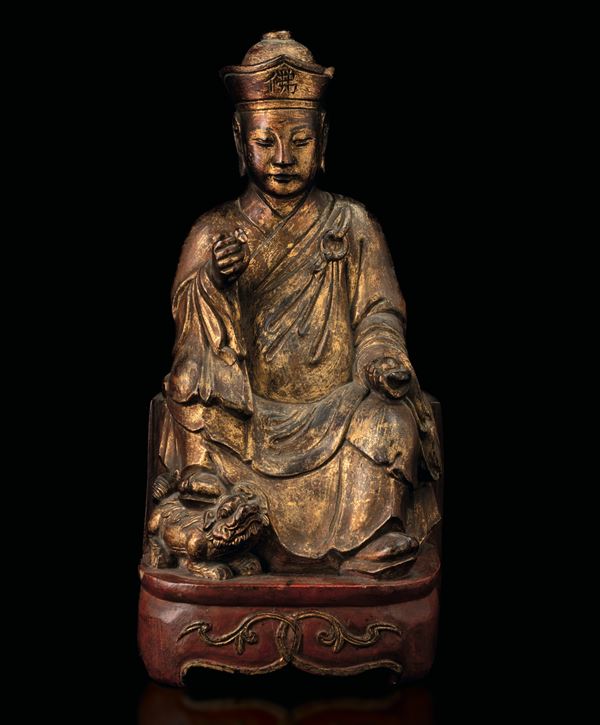 Figura in legno intagliato e dorato raffigurante dignitario seduto con cane di Pho, Cina, Dinastia Qing, XVIII secolo