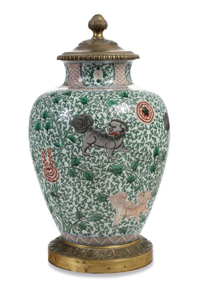Vaso con Coperchio in Porcellana Famiglia Verde con Figure di Cani di Pho e Decori Floreali, Cina...