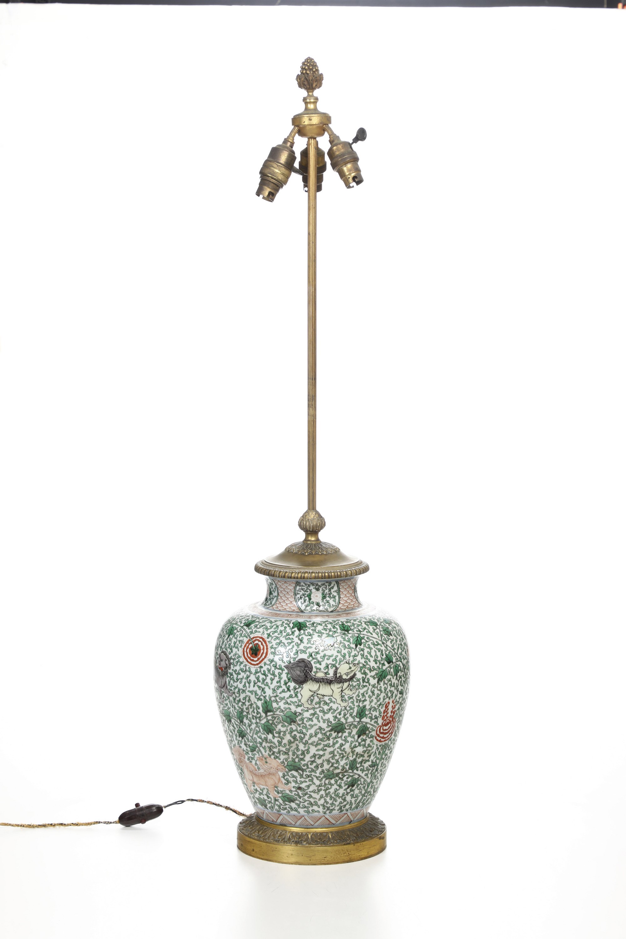Vaso con Coperchio in Porcellana Famiglia Verde con Figure di Cani di Pho e Decori Floreali, Cina...