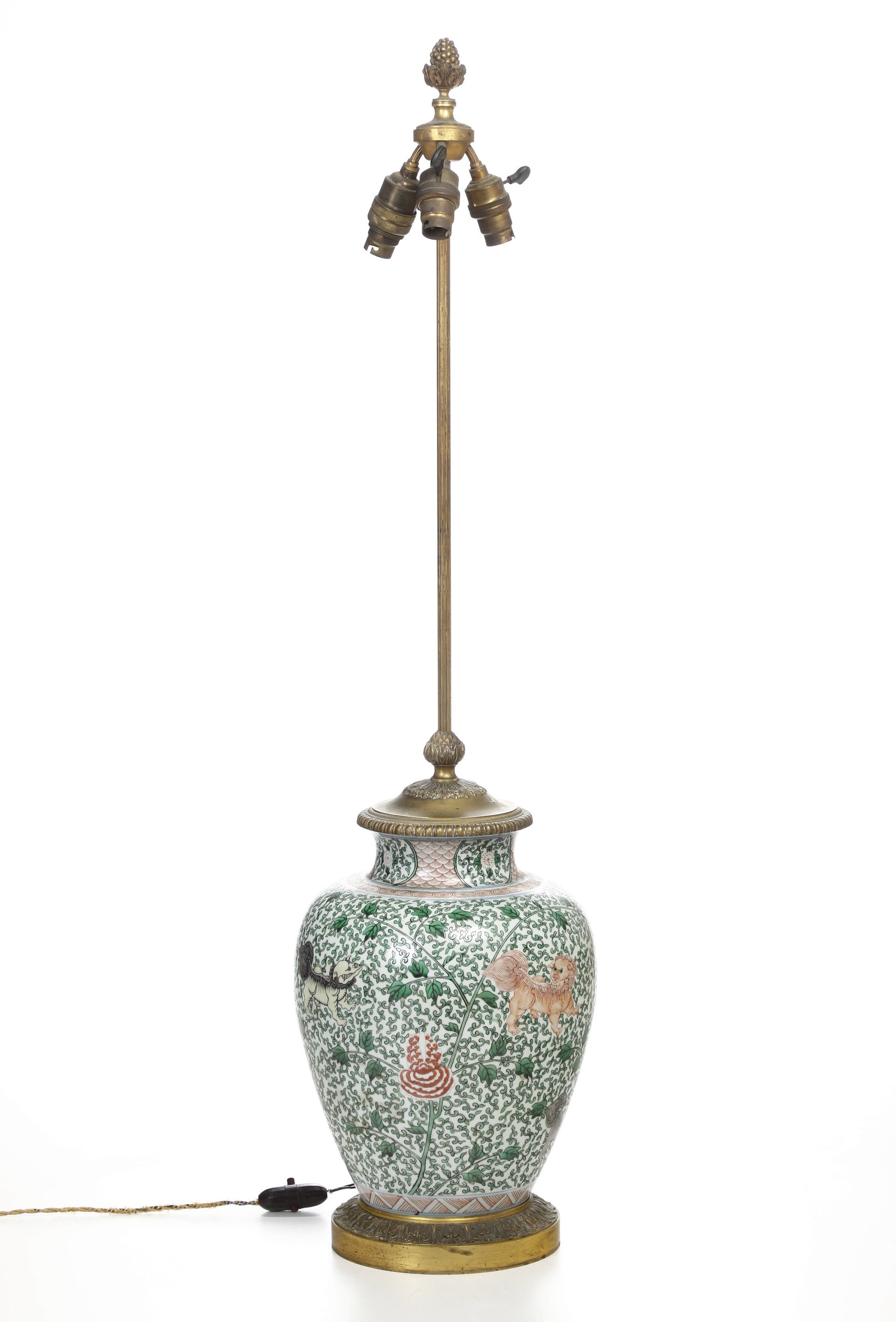 Vaso con Coperchio in Porcellana Famiglia Verde con Figure di Cani di Pho e Decori Floreali, Cina...