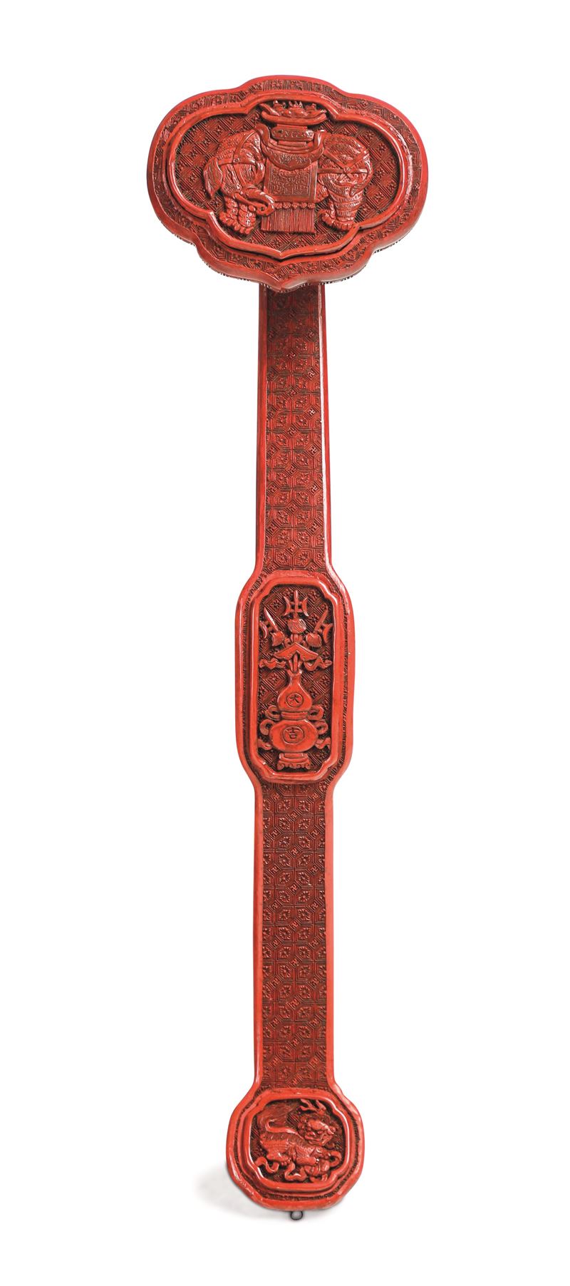 Raro ruyi in legno laccato rosso intagliato con elefante e cane di Pho a vaso rilievo, Cina, Dinastia Qing, epoca Qianlong (1736-1796)  - Auction Six Centuries of Arts and Furnitures - III - Cambi Casa d'Aste