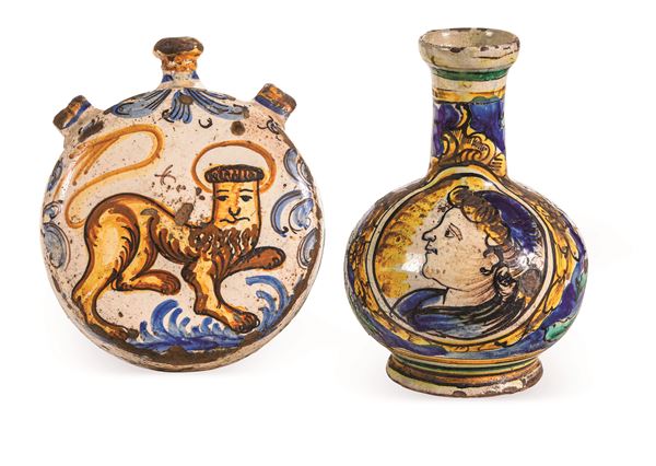 Una bottiglia apotecaria e una fiasca da pellegrino Caltagirone, Bottega Lo Nobile, seconda metà del XVIII secolo e Italia del sud, XIX secolo