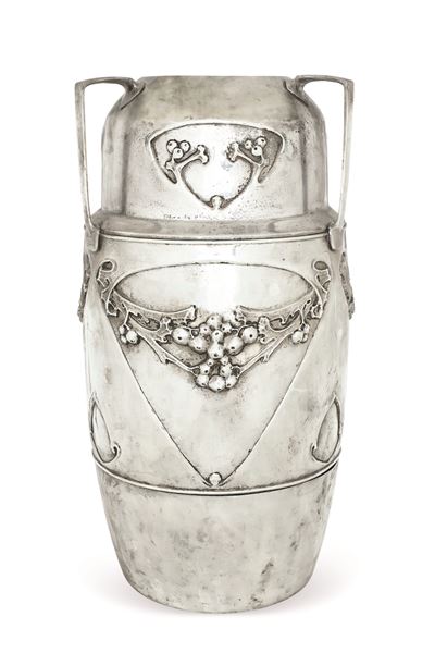 Grande Vaso Liberty in Metallo Argentato. XX Secolo