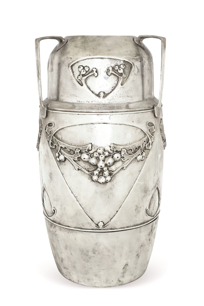 Grande vaso liberty in metallo argentato. XX secolo  - Asta Sei Secoli di Arti e Arredi - III - Cambi Casa d'Aste