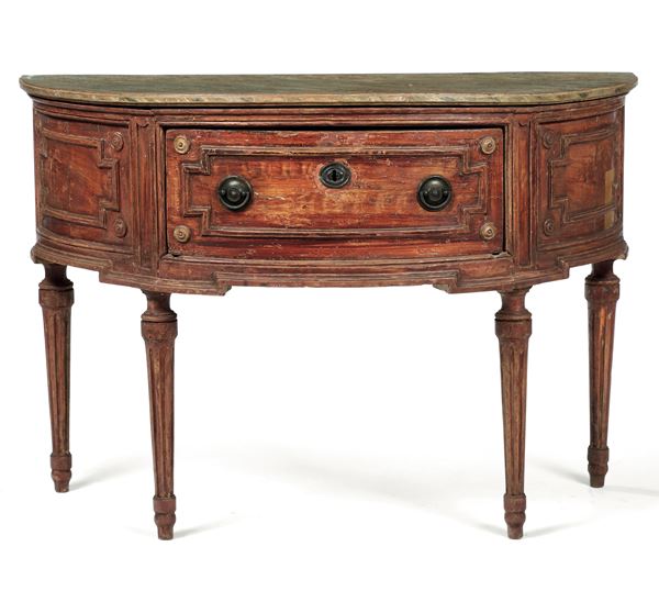 Cassettone a mezzaluna in legno dipinto. Fine del XVIII secolo