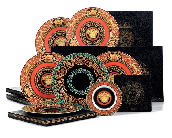 Sette piatti Versace “Medusa” e “Gold Ivy” Germania, Manifattura Rosenthal, ultimo quarto del XX secolo