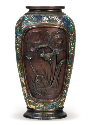Vaso in Smalti Policromi Cloisonnè Raffigurante Scena Naturalistica con Dettagli a Rilievo, Giapp...