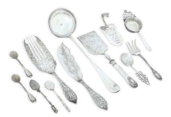 Insieme di posate da servizio in argento e metallo, differenti manifatture del XIX-XX secolo