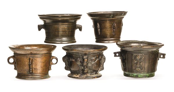 Cinque piccoli mortai in bronzo. Varie epoche