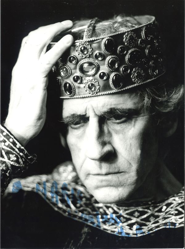 Miscellanea di più di venticinque tra fotografie, autografi e altri documenti di attori di prosa, musicisti, cantanti.. Dagli anni ‘60 agli anni ‘90 del XX secolo.