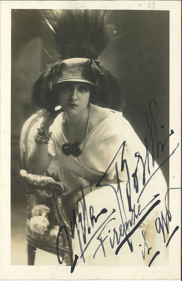 Raccolta di oltre cinquanta fotografie, per lo più con dedica, di attori del teatro drammatico italiano. Dagli anni ‘20 agli anni ‘50 del XX secolo.