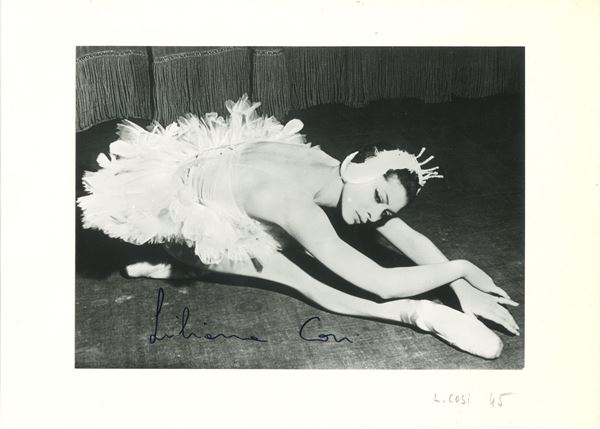 Raccolta di ventidue tra fotografie e cartoline, molte con dedica di ballerini classici.