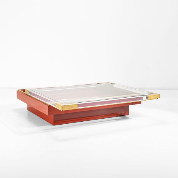 Grande tavolo basso con piano scorrevole.