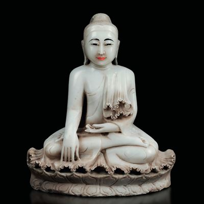 Figura di Buddha Sakyamuni Seduto su Fiore di Loto in Alabastro con Tracce di Policromia, India, ...