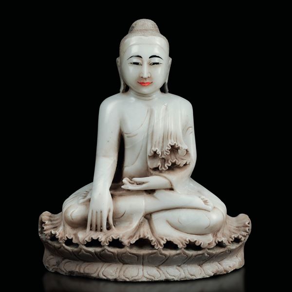 Figura di Buddha Sakyamuni seduto su fiore di loto in alabastro con tracce di policromia, India, XX secolo