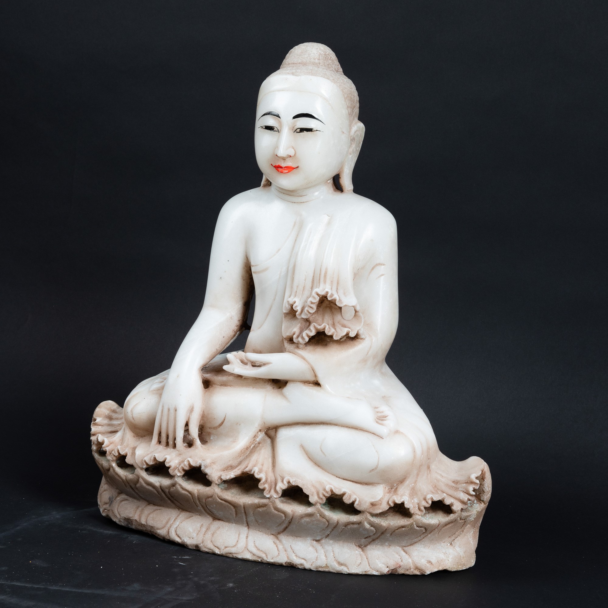 Figura di Buddha Sakyamuni Seduto su Fiore di Loto in Alabastro con Tracce di Policromia, India, ...