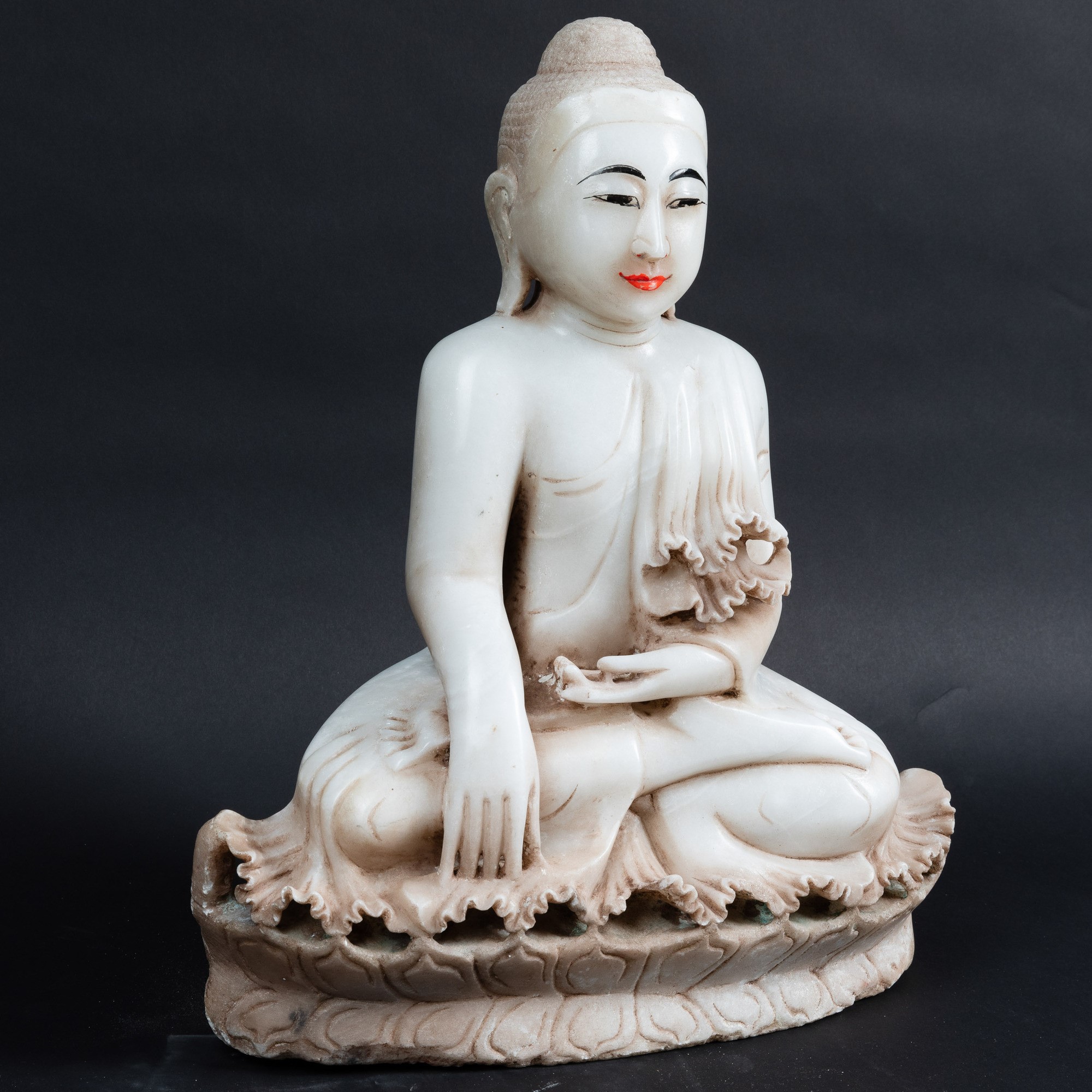 Figura di Buddha Sakyamuni Seduto su Fiore di Loto in Alabastro con Tracce di Policromia, India, ...