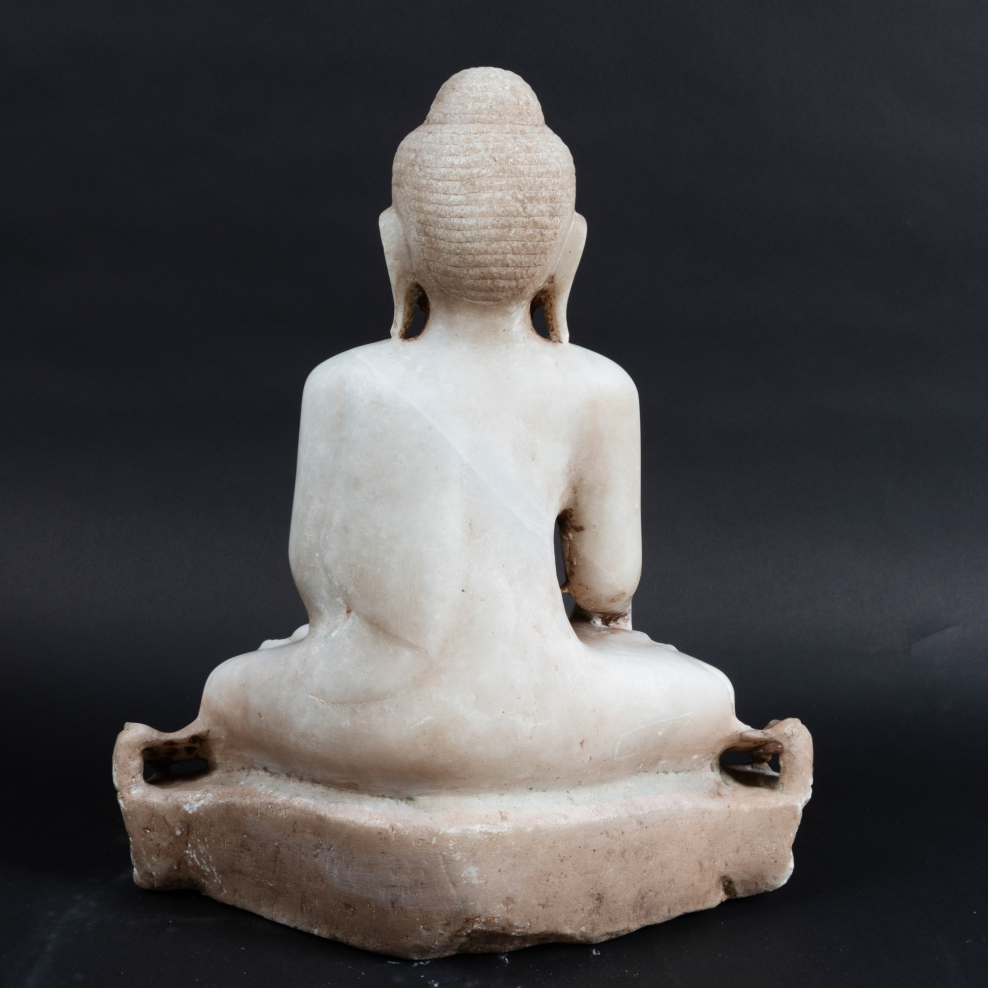 Figura di Buddha Sakyamuni Seduto su Fiore di Loto in Alabastro con Tracce di Policromia, India, ...