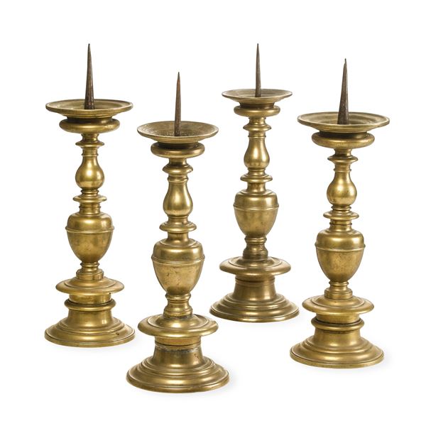 Fonditore italiano del XVI-XVII secolo Quattro candelieri a balaustro