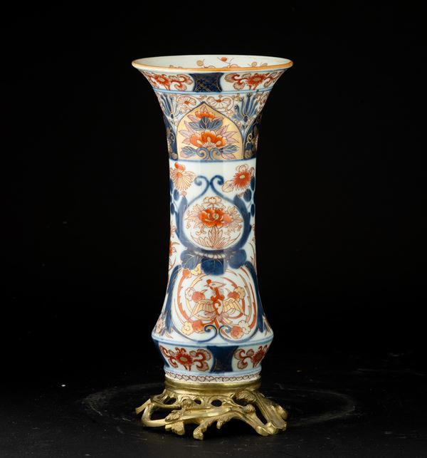 Vaso a tromba in porcellana Imari con montatura in bronzo, Giappone, periodo Edo, XIX secolo