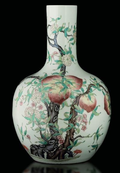 Vaso in Porcellana a Fondo Bianco con Decoro di Pesche, Cina, Dinastia Qing, XIX Secolo
