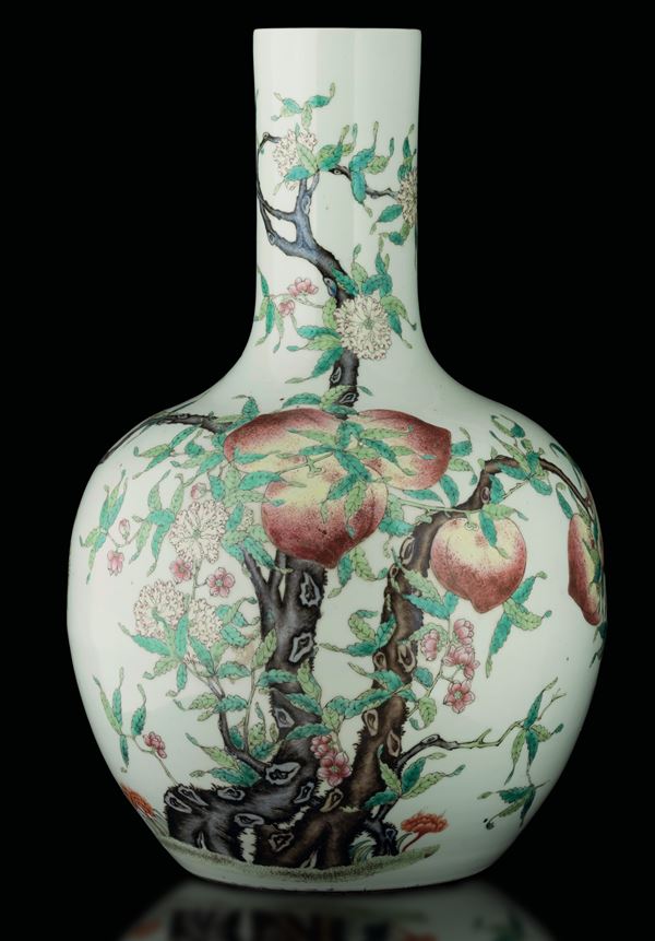 Vaso in porcellana a fondo bianco con decoro di pesche, Cina, Dinastia Qing, XIX secolo