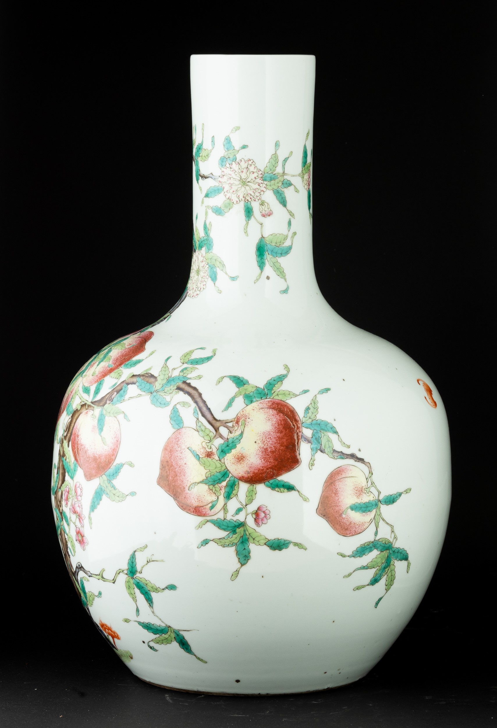Vaso in Porcellana a Fondo Bianco con Decoro di Pesche, Cina, Dinastia Qing, XIX Secolo