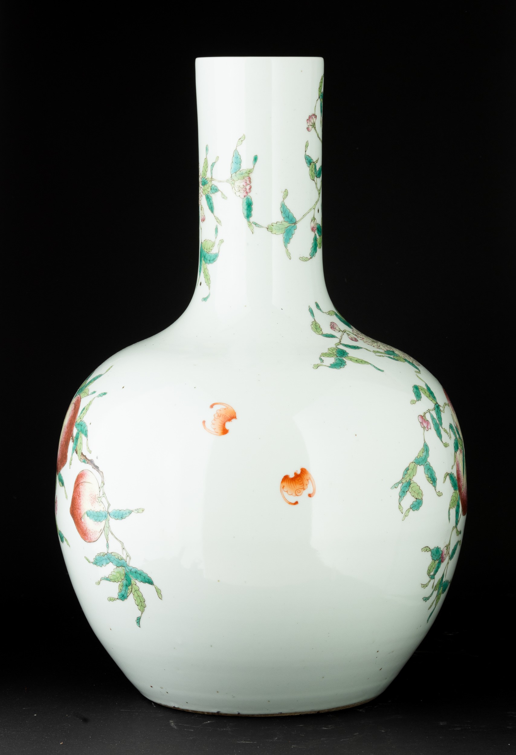Vaso in Porcellana a Fondo Bianco con Decoro di Pesche, Cina, Dinastia Qing, XIX Secolo