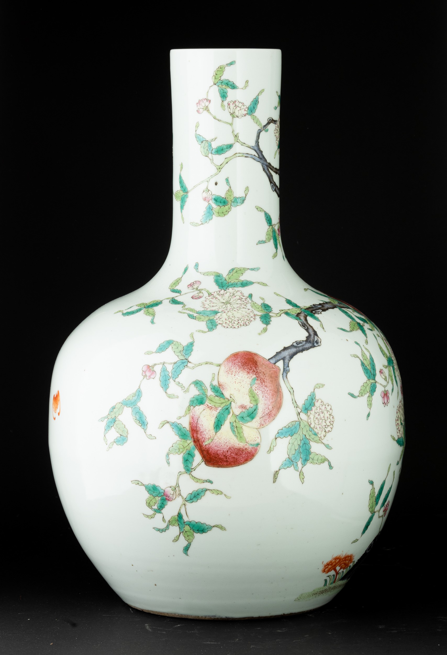 Vaso in Porcellana a Fondo Bianco con Decoro di Pesche, Cina, Dinastia Qing, XIX Secolo